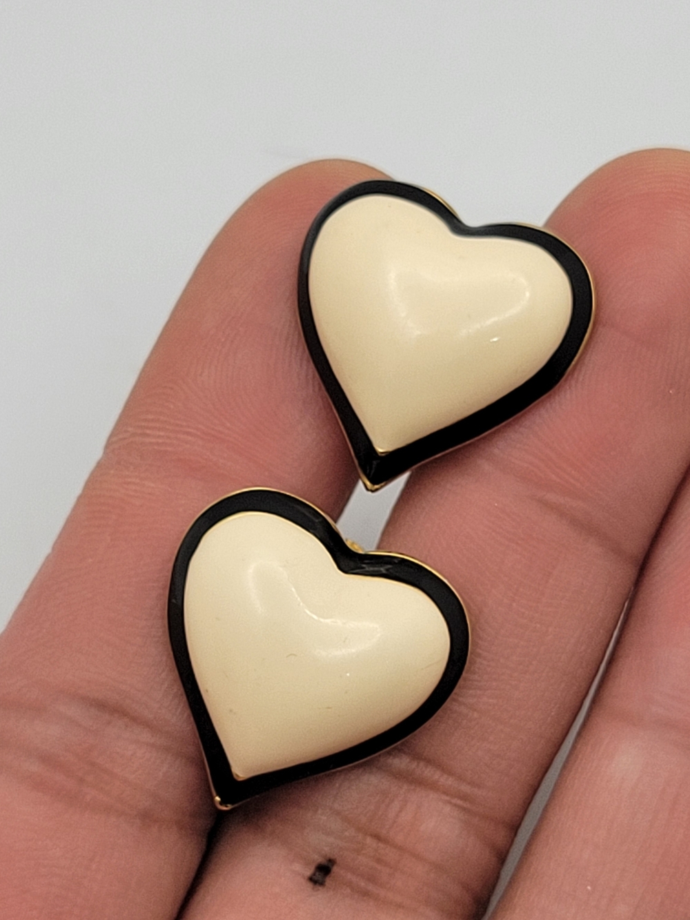 Vintage 1980s Cream & Black Enamel Heart Clip Earrings — Gold-Tone